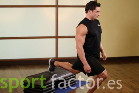 ESTIRAMIENTO APOYADO EN STEP