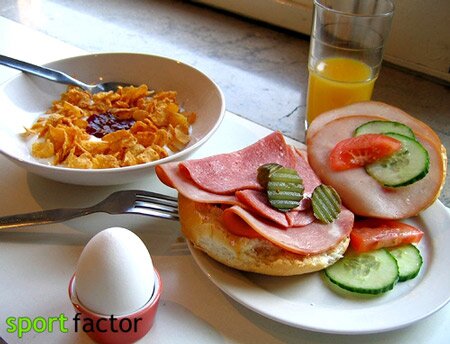 El desayuno es la comida más importante del día. Es cierto, también para las dietas enfocadas a perder perso. Leche, cereales, huevos, café, te contamos varias opciones para un desayuno variado y porqué no te lo puedes saltar desayuno-muy-rico